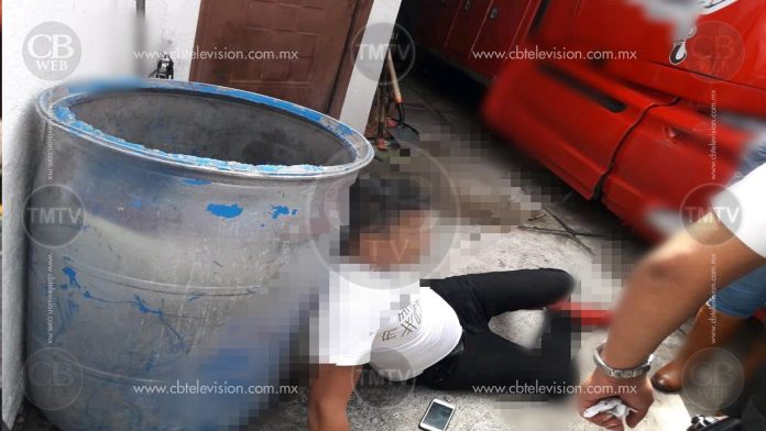 Le balean las piernas dentro de un taller mecánico