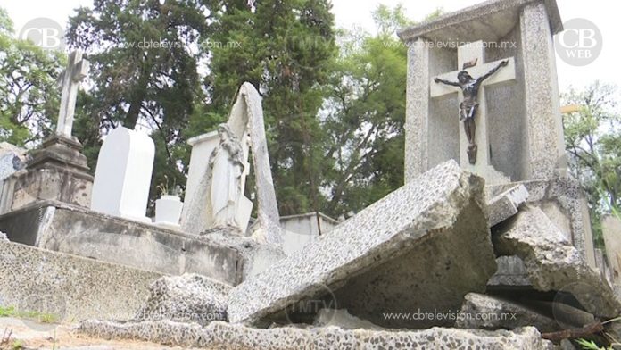 Panteón Municipal en mal estado a pocos días del Día de Muertos