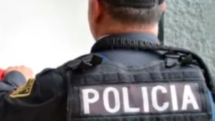 México: Policía y cómplice asaltan a jóvenes