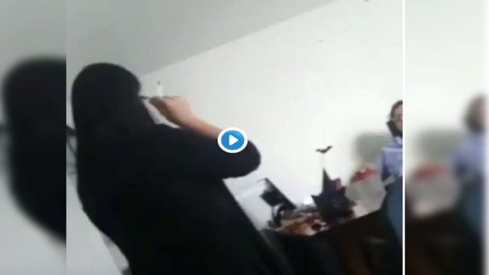 Video: Exhiben a funcionaria maltratando a empleado; renuncia a su cargo