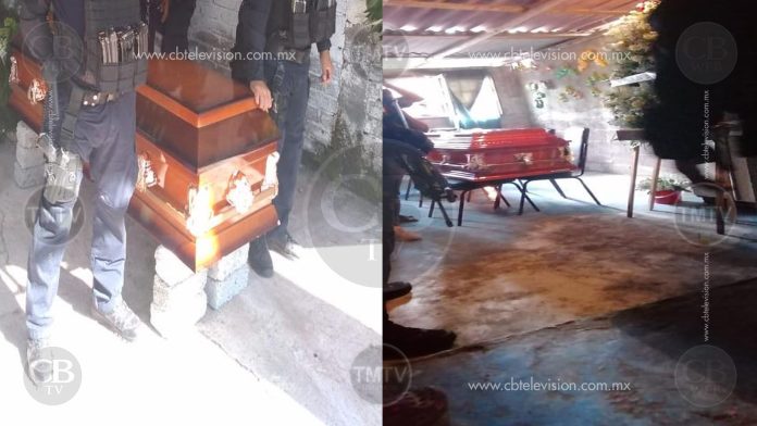 En precarias condiciones, sobre sillas y tabiques velan a policías caídos en Aguililla