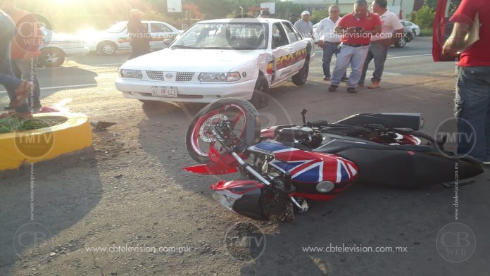 Una pareja herida deja choque entre taxi y motocicleta