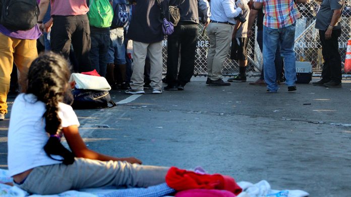 Niña migrante demanda a EE.UU. por tenerla retenida más de lo permitido