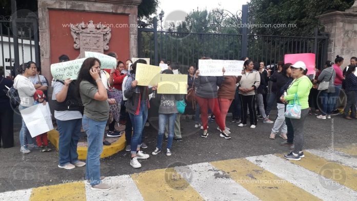 Grupo de familiares estudiantes se manifiestan en Casa de Gobierno