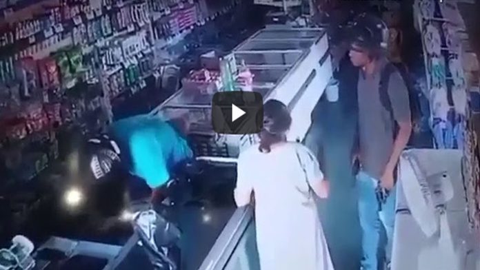 Video: Ladrón le da un beso en la frente a una anciana para tranquilizarla durante asalto