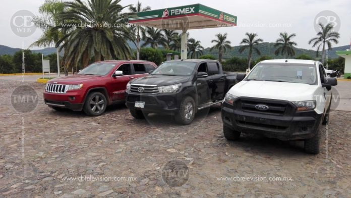 Arrestan a dos gatilleros y les decomisan autos con blindaje hechizo en Aguililla