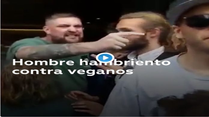 Video: Veganos bloquean entrada de McDonald´s; hombre hambriento los increpa