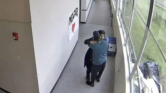 Video Viral: Maestro evita tragedia; desarma a un estudiante con un abrazo