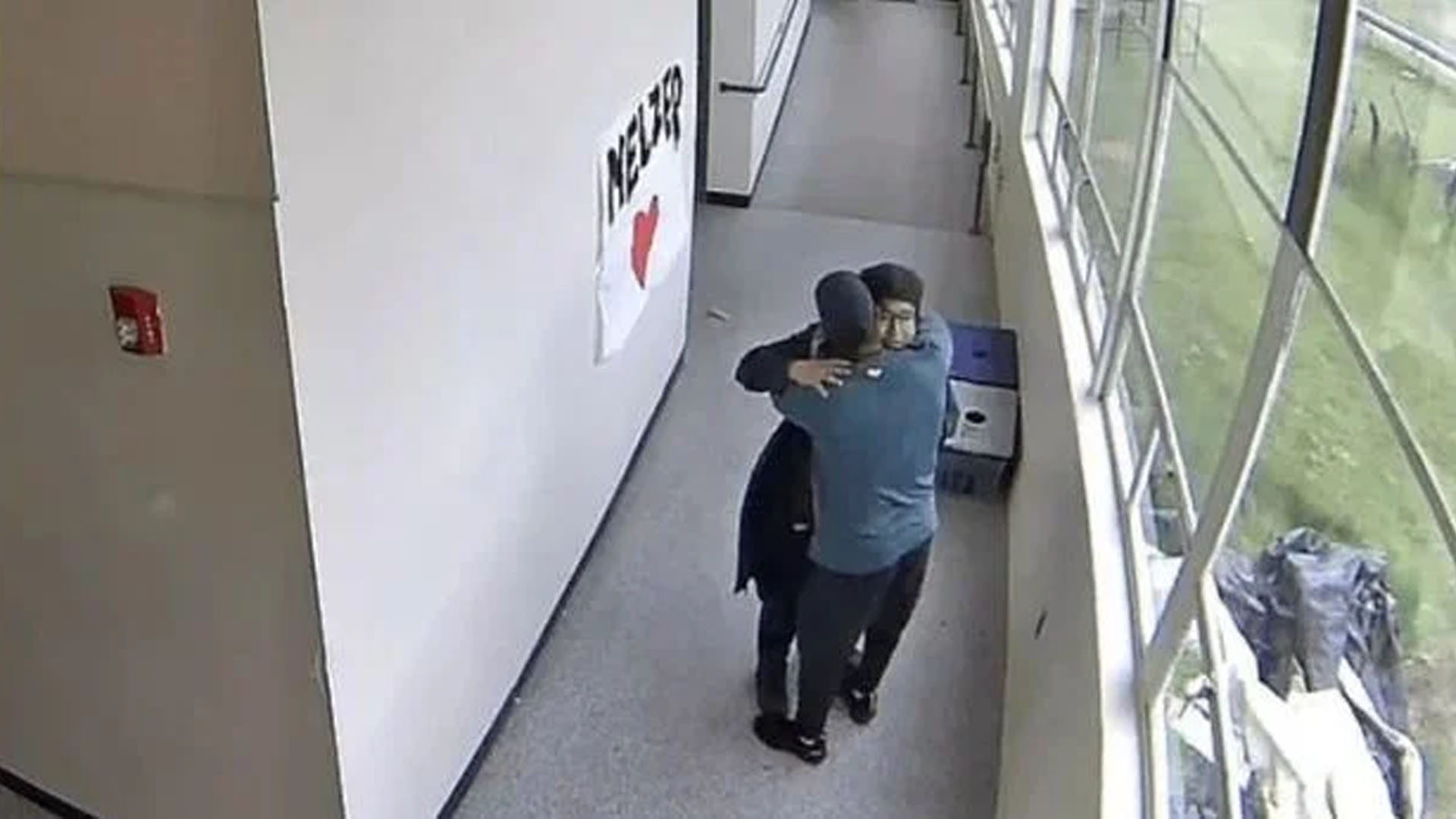 Video Viral: Maestro evita tragedia; desarma a un estudiante con un abrazo Video Viral: Maestro evita tragedia; desarma a un estudiante con un abrazo