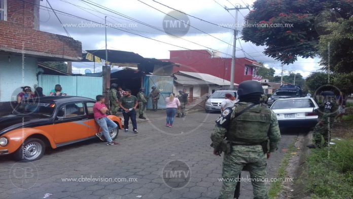 Balean a un hombre en la cochera de su casa y muere en el IMSS