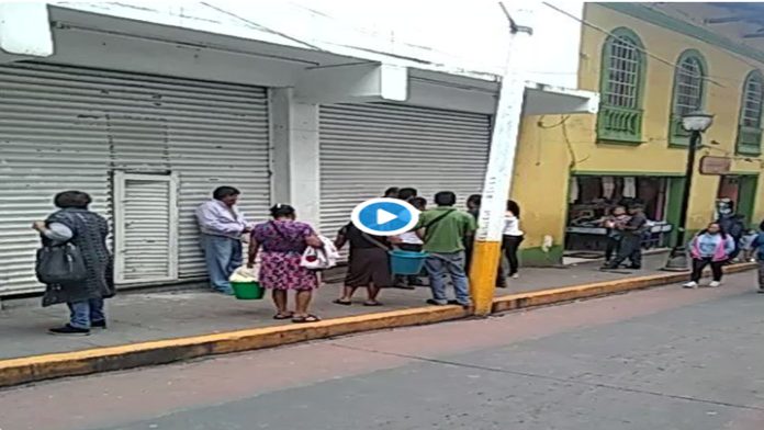 Video: Funcionario público agrede a comerciantes indígenas; lo despiden