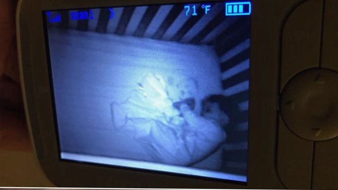 Viral: Mamá descubre a bebé fantasma durmiendo junto a su hijo