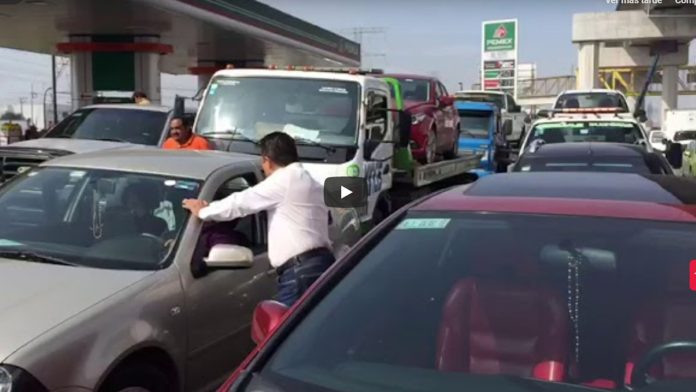 Video: Rebajan gasolina con agua; alrededor de 50 autos se descomponen