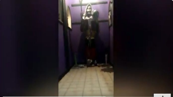 Descubren dentro de un penal templo a la Santa Muerte y pasadizos