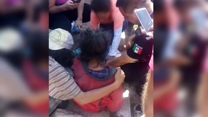Policías ayudan a mujer en situación de calle a dar a luz