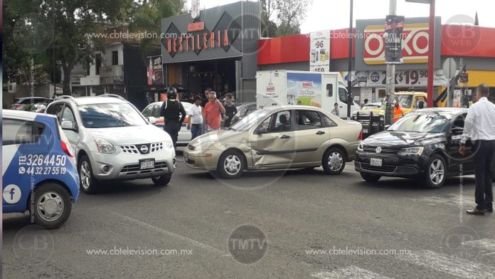 Choque en Ventura Puente termina en golpes