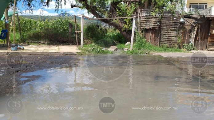 Aguas negras cubren la calle Anastasio Nájera