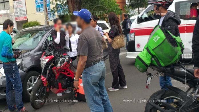 Choca motociclista con un auto en la Av. Ventura Puente