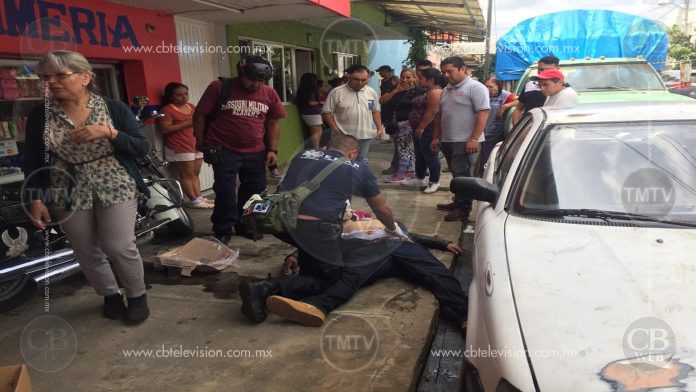 Ejecutan a motociclista afuera de un minisuper