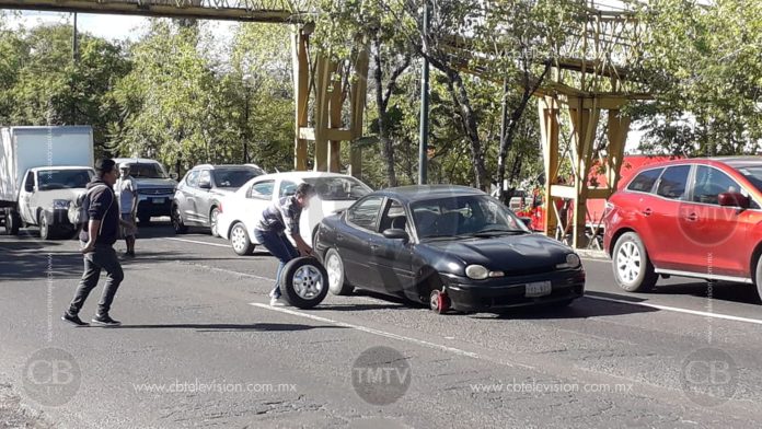 Se le sale una llanta en el periférico norte de Morelia
