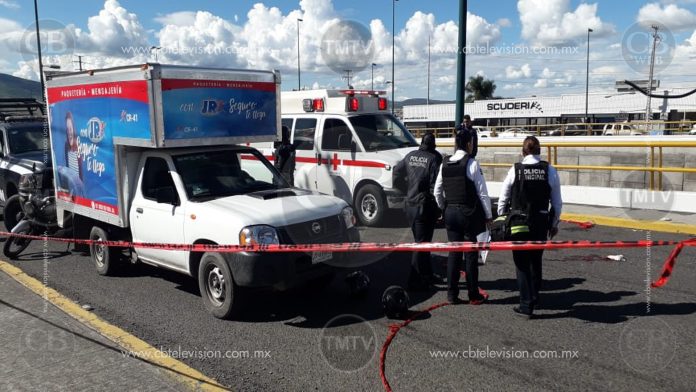 Dos heridos graves al derrapar motocicleta en libramiento de Morelia