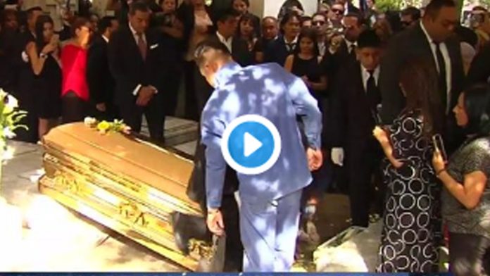 Restos de José José son sepultados junto a los de su madre