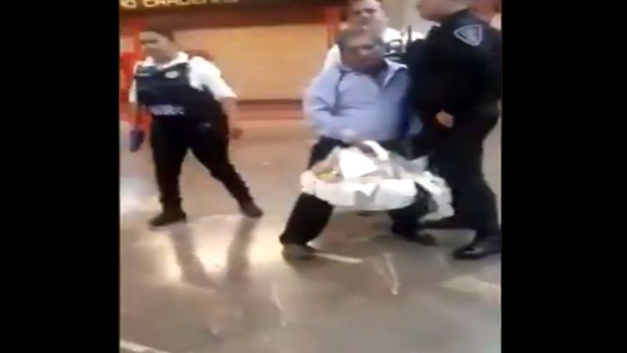 Video: Seis policías intentan someter a un vendedor de dulces