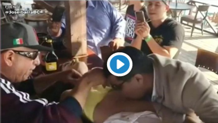 Video: Dan de baja a Político por beber del ombligo de una mujer