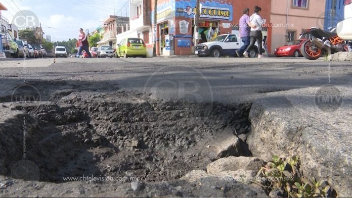 En completo descuido y abandono la calle Nicolás Bravo, denuncian vecinos