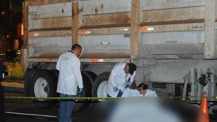 Mujer brinca de un camón en movimiento para evitar asalto; muere atropellada