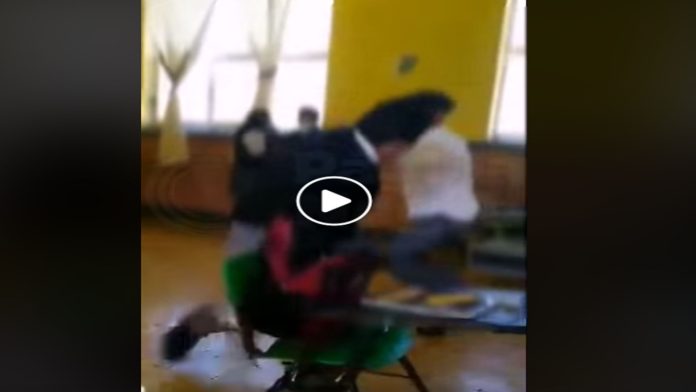 Video: Captan brutal pelea entre alumnos de secundaria dentro de la institución