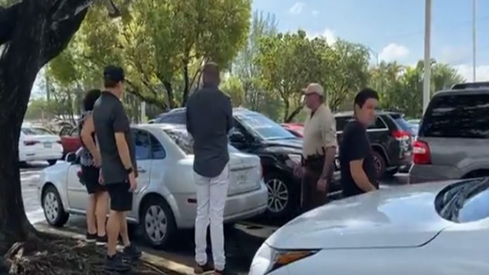 Video: Asaltan a periodistas durante la cobertura del velorio de José José