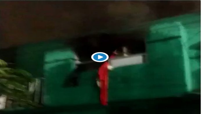 Difunden video de cómo vecinos rescataron a menores que iban a ser quemados por su padre