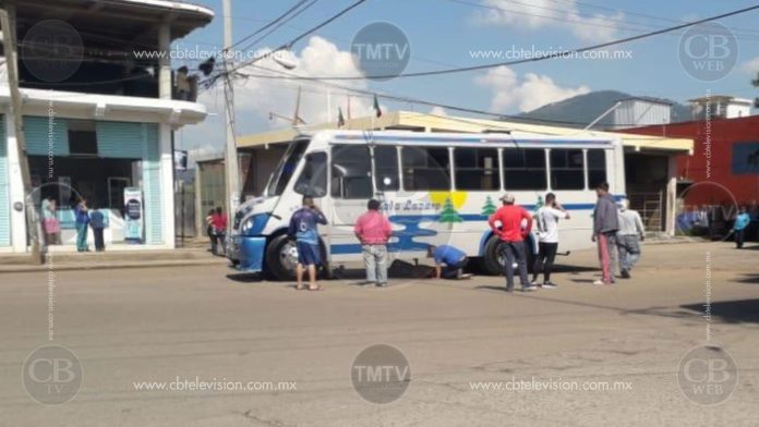 Microbús atropella a un anciano y sobrevive