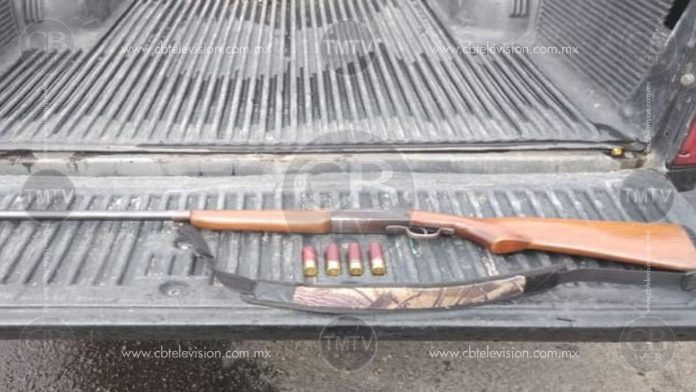 Arrestan a un hombre que transportaba un rifle en su camioneta