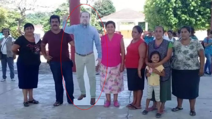 México: Alcalde usa foto suya de tamaño real para eventos a los que no puede asistir