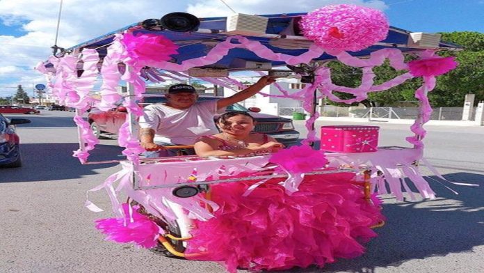 Padre adorna su triciclo para pasear a su hija por sus quince años