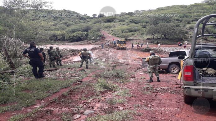 Lluvias azotan Turicato, se desborda río y se desploma puente
