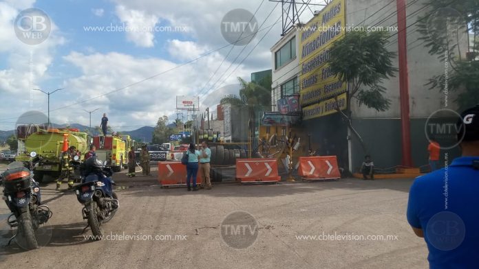 Incendio deja en cenizas un vehículo y daños en una camioneta