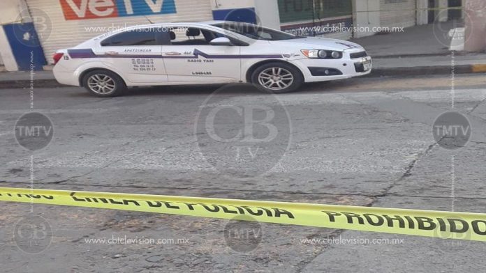 Sicarios balean taxi en Apatzingán y dejan herido al chofer