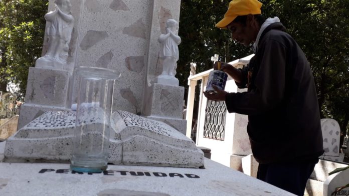 Pedro Cadenas, 10 años como voluntario limpiador de sepulcros