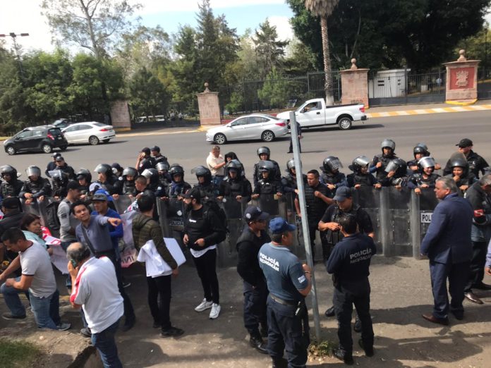 Repliega UROP a docentes que se manifestantes afuera de Casa de Gobierno