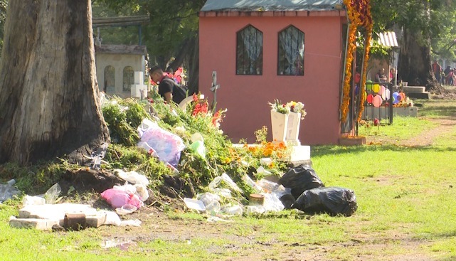 Se generan grandes cúmulos de basura por el día de muertos en Panteón Municipal Se generan grandes cúmulos de basura por el día de muertos en Panteón Municipal