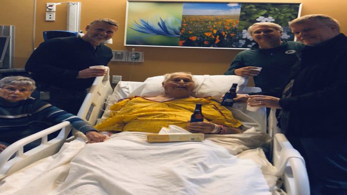Abuelito pide beber cerveza con sus hijos antes de morir