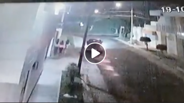 VIDEO: En México, sujetos corretean a tres jóvenes para presuntamente secuestrarlas