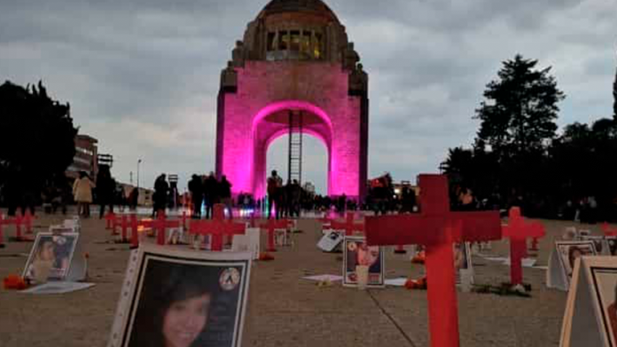 Colocan ofrenda en el Monumento a la Revolución por feminicidios en el país