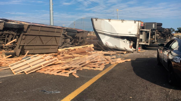Choque de trailer y autobús deja 4 lesionados en Maravatío