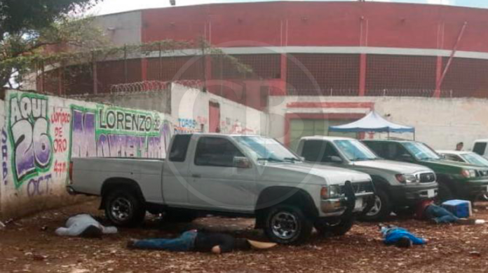 VIDEOS (+18): Ejecutan a cinco hombres en tianguis de autos en Uruapan