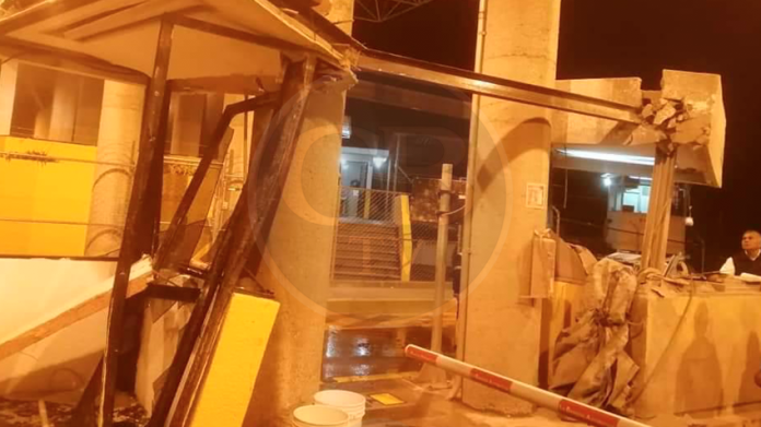 Camión cargado con cemento destruye caseta de peaje en Zitácuaro