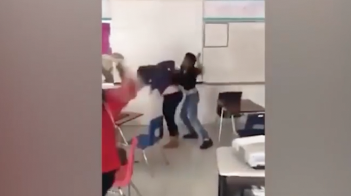 VIDEO: Arrestan a alumno por pelear con su maestra dentro del salón
